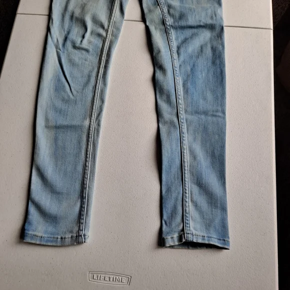 Levi's Light Wash Skinny Jeans - Picture 6 of 8
